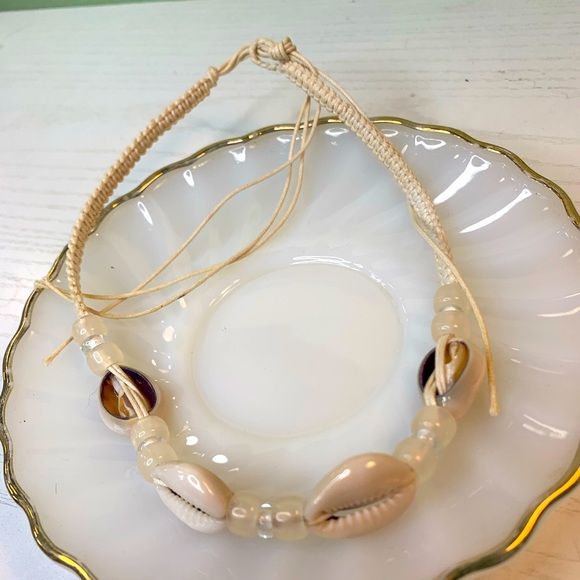 Shell Necklace - Picture 2 of 2